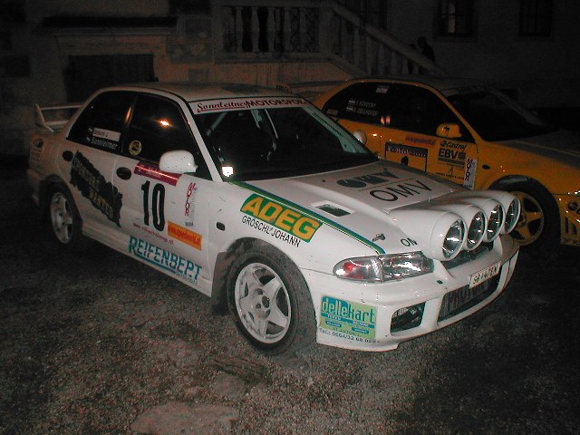 Mitsubishi Proton EVO 3 des Sonnleitner Rallyeteams bei Nacht