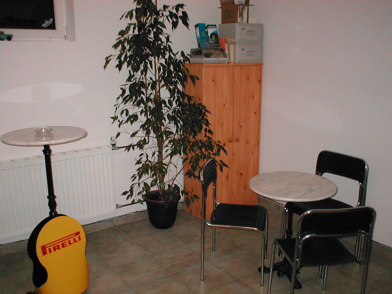 Wartebereich für Kunden im Reifenbert-Geschäft