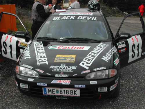 Mitsubishi Colt GTi des Rallyeteams Black Devil während einer kurzen Einsatzbesprechung